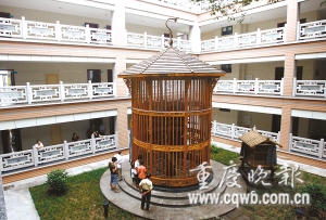 医院为治精神病建世界最大木质鸟笼关上百只鸟