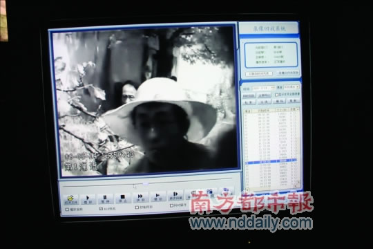 上访村民家门布满摄像头 村支书称为监控治安