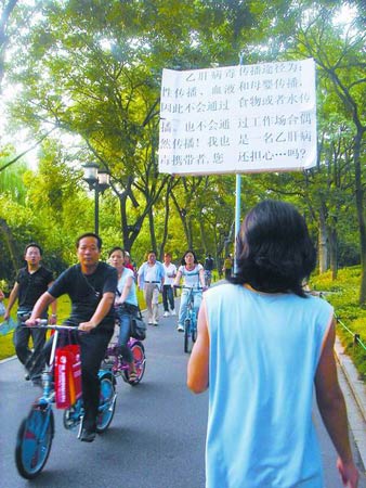 雷闯在申领健康证的社区卫生服务中心领到了自己的体检结果.