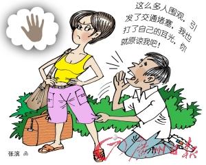 小伙子跪在人行道上,一只手拖着一名女孩,一只手不断地扇自己耳光