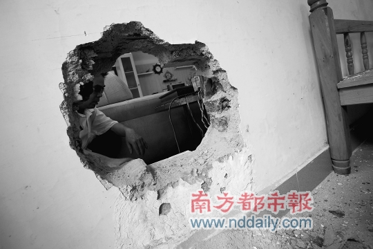 盗贼凿穿墙壁入室行窃(图)