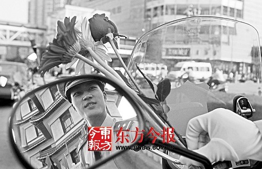 小伙成郑州最帅交警续:执勤时收到玫瑰花(图)
