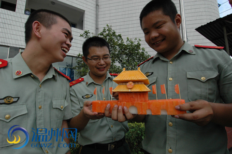炊事兵菜雕天安门模型 祝愿祖国更美好(图)