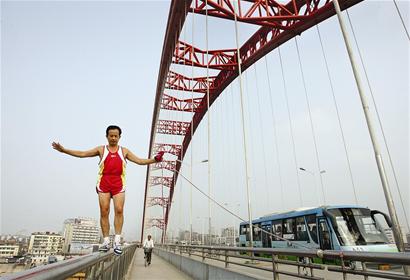 五旬男子在长江大桥护栏上小跑(图)