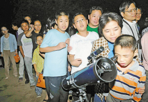 十五的月亮十六圆　宁波市民<a href='http://www.531shop.net' >望远镜</a>赏月