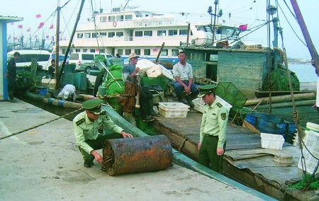 山东渔民捕鱼捞上深水炸弹(图)