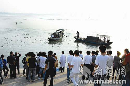 10余名大学生结成人梯救落水少年3人溺亡(图)