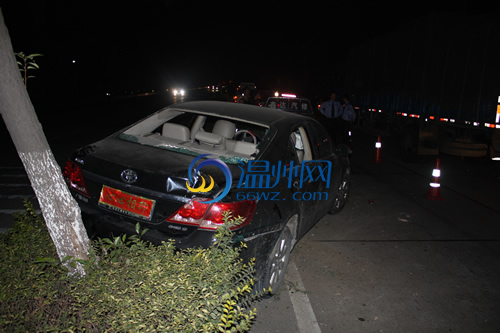 司机遮挡车牌开快车 黑色丰田被卡绿化带(图)