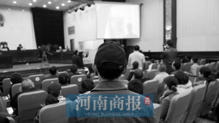 男子地震时跳楼摔伤状告大厦公司索赔