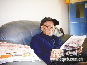 百岁老人泡制各种水果酒一天喝三顿(图)