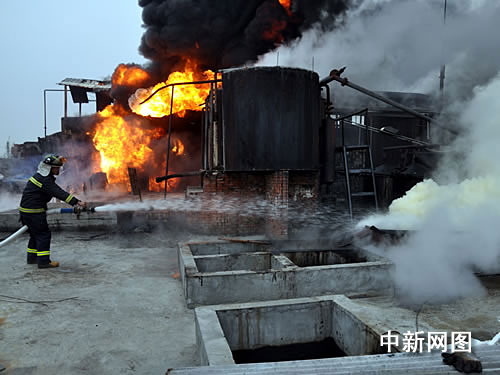 江苏海安一炼油厂炼炉泄漏引燃四吨废油(组图