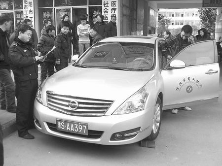 女子驾车撞倒老人后倒车从其身上轧过(图)