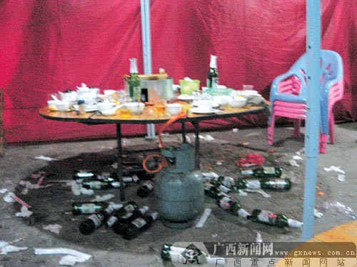 南宁部分夜班出租车司机聚集喝酒 酒后驾车难