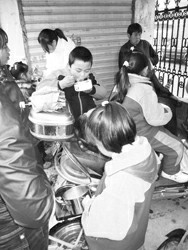 小学规定学生不在学校订餐不得进校门吃午餐