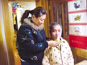 女子自创训练方法助瘫痪丈夫恢复行走进食(图)