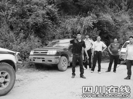 酒吧老板娘被劫杀断裂铂金项链露线索