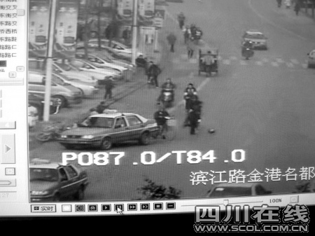 抢匪驾驶摩托逃跑的哥加速开车将其撞翻(图)