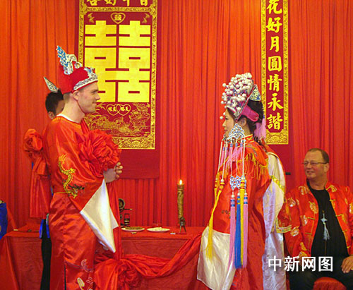 丹麦小伙迎娶汶川姑娘 婚礼上唱中文歌两只老