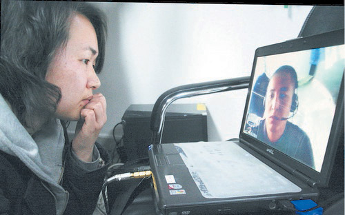中国驻海地特警通过视频和亲人团年(图)