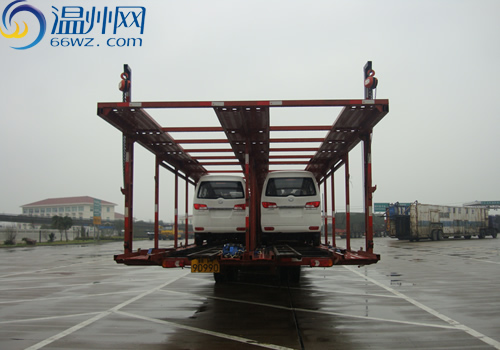 组图:最牛超载车 通行证都是伪造的