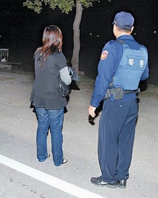 已婚女子夜会网友拒绝发生性关系被弃荒野