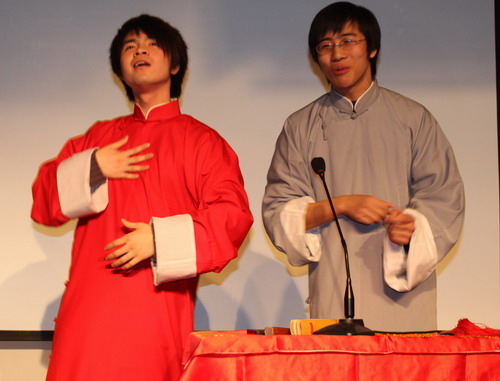 白天植树晚上演出 大学生说相声迎接植树节