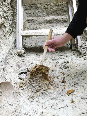 考古人员破获2000年前盗墓案作案工具成文物