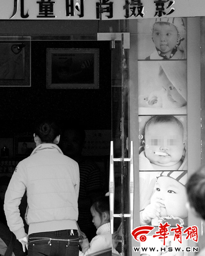 儿童摄影店展示3个月大婴儿叼烟照片引争议(图)