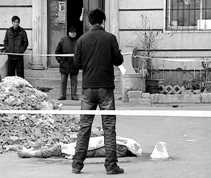 女儿持菜刀砍死7旬父亲邻居无人出手阻拦(图)