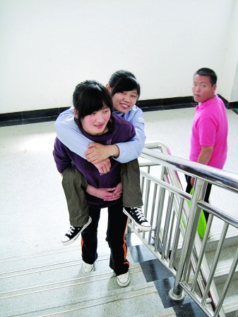 Ů��ѧ�����3�걳�м�ͬѧ���¿�(ͼ)