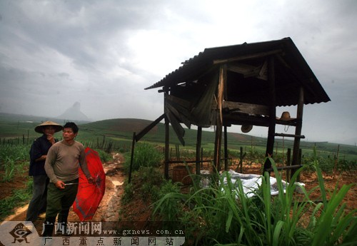 6名村民木棚躲雨遭雷击2死4伤(图)