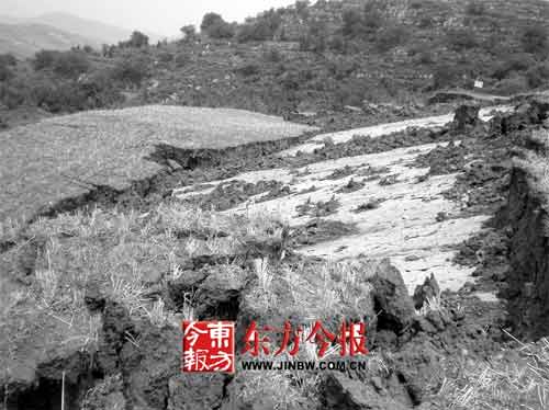 白坪乡煤窑沟村和寨东村之间的一座300多米高的大山突然滑坡今报郑州