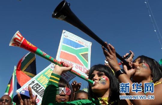 南非14岁少年吹呜呜祖啦被邻居枪杀