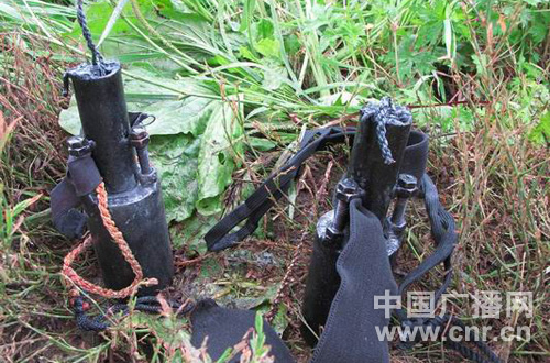 持枪男子身绑炸药劫持人质民警舍身换人质