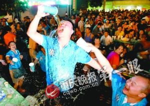 重庆啤酒狂欢节上万市民喝掉20吨啤酒