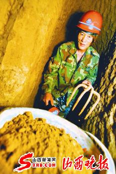 郑州退休矿工不当房奴 给妻女挖50平米地下居