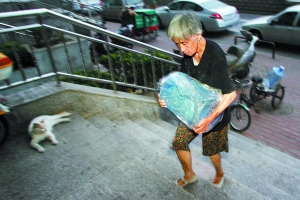 老太为给儿孙治病送水8年续:街道办称其月入3千