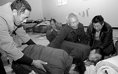 民工讨薪被包工头用砖头打倒身亡