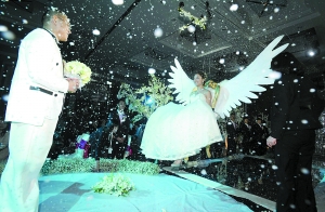 江北一场特技婚礼上，名流富豪扎堆，新娘化身天使吊威亚飞向新郎