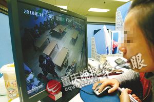 一位女士正在电脑边查看孩子在幼儿园的情况 记者 杨帆 摄 