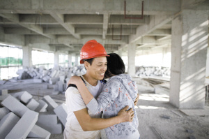 慧慧给建筑工人杨先生一个拥抱。