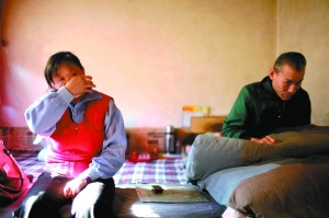 前日，陈来云在家中陪着丈夫。近日，瘫痪25年的丈夫曹玉斌申请离婚，他觉得亏欠妻子，应该让她获得自由。本报记者 王嘉宁 摄 