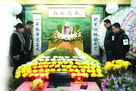昨日,菜园坝安乐堂,李如民家属在灵堂前悼念。 记者 张永波 摄 昨日,菜园坝安乐堂,李如民家属在灵堂前悼念。 记者 张永波 摄