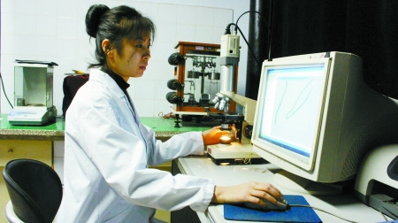 �ʼ�Ա�ڼ�����µ���ά�ɷֺ����̱����� ���/�� 