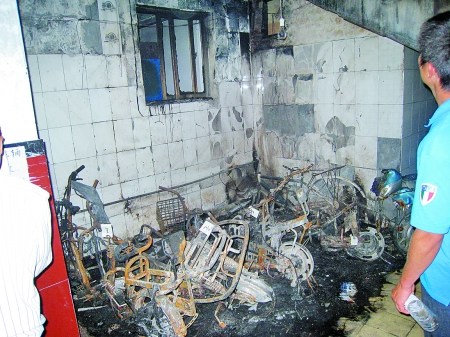 陈寨村大火造成14人受伤 记者 洪波 图