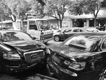 老公奥迪撞了老婆宝马 又连撞坏停着的两辆车