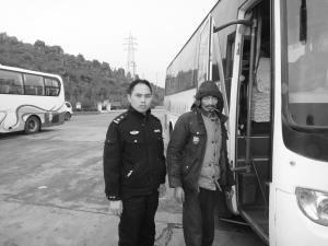 姜忠敏（左）把陈洪义送上回家的客车 警方供图