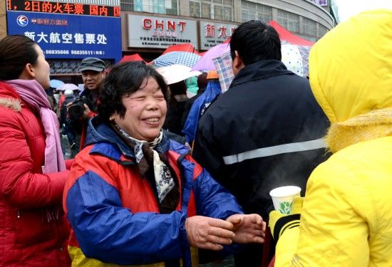 1月20日，浙江省寧波市北侖區的64歲老人陳杏娣免費為排隊購票的外來務工者送粥。新華社發（李孟龍攝）