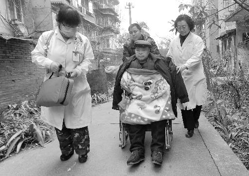 重病老父亲不愿就医 儿子到医院搬救兵