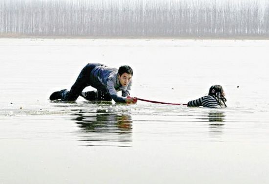 张帆将女孩拖出水面